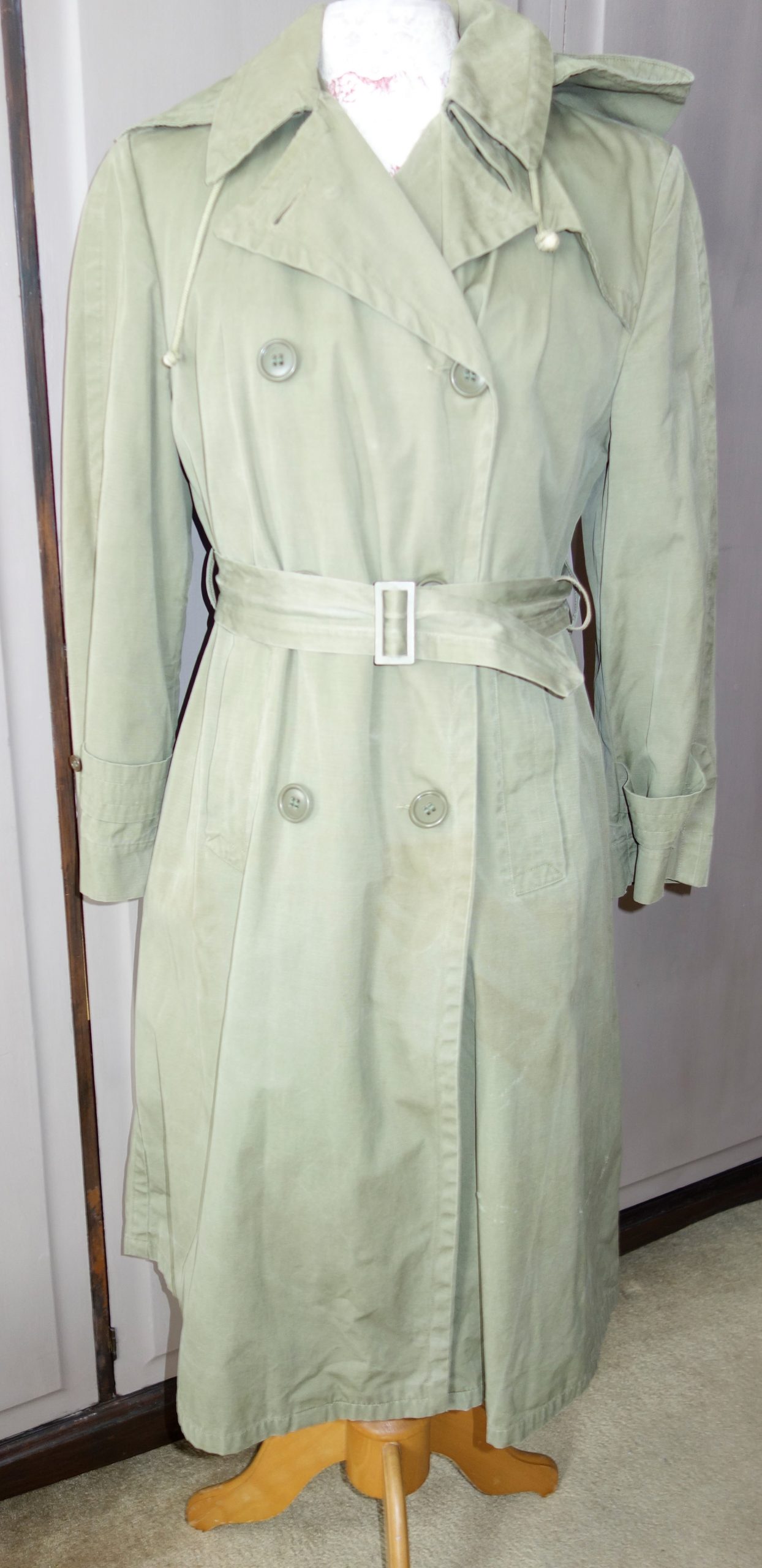 WAC WOMENS ARMY CORPS RAINCOAT WITH HOOD,LINER AND BELT. GOOD COND ...